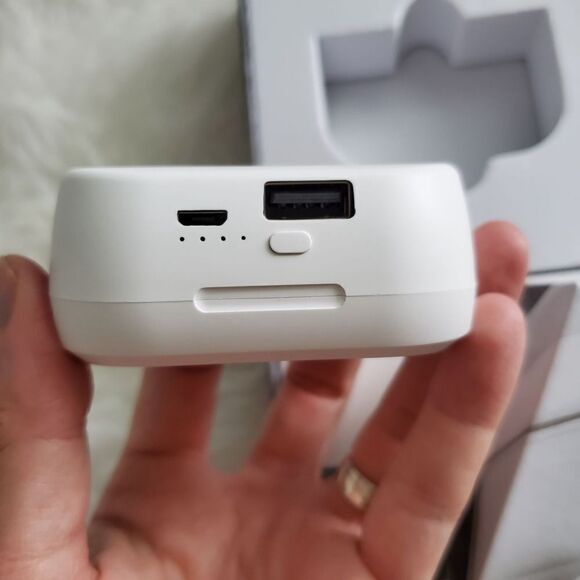 Azzaro Wireless Earbuds - Picture 4 of 6